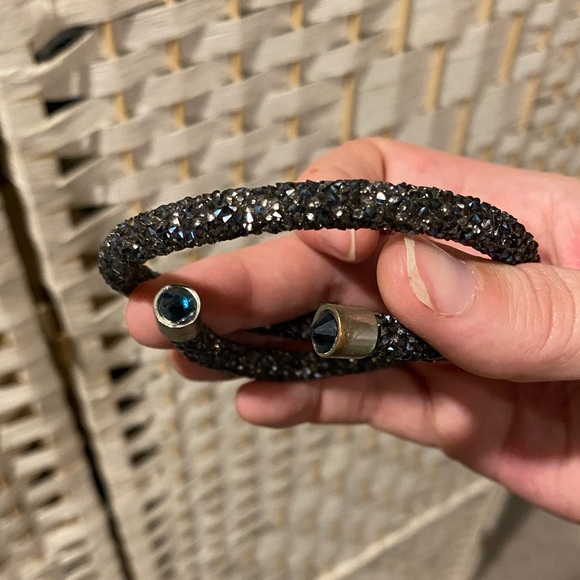 New Fifth Avenue Collection Crystal Sparkly Bracelet - Picture 4 of 4